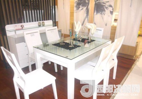 喜歡白色餐桌 但椅子該如何搭配？