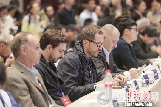 河北工業(yè)設(shè)計創(chuàng)新中心(以下簡稱HIDC)啟動儀式暨“設(shè)計促轉(zhuǎn)型·創(chuàng)新贏未來”國際工業(yè)設(shè)計工作坊26日在河北省省會石家莊市舉行。圖為與會各國設(shè)計師。　肖欣 攝