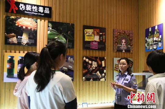 山西省司法行政戒毒系統(tǒng)積極面向社會開展禁毒警示教育?！　　⊥踅ㄜ?攝