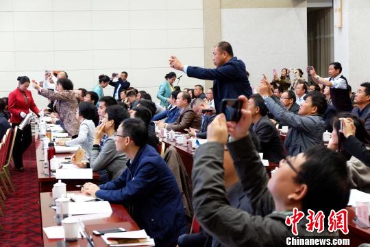圖為與會嘉賓認(rèn)真聽取專家演講?！±铍h 攝