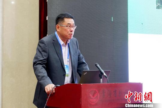 圖為青海省農(nóng)林科學(xué)院副院長、國家大麥青稞產(chǎn)業(yè)技術(shù)體系崗位科學(xué)家遲德釗正在發(fā)言?！±铍h 攝