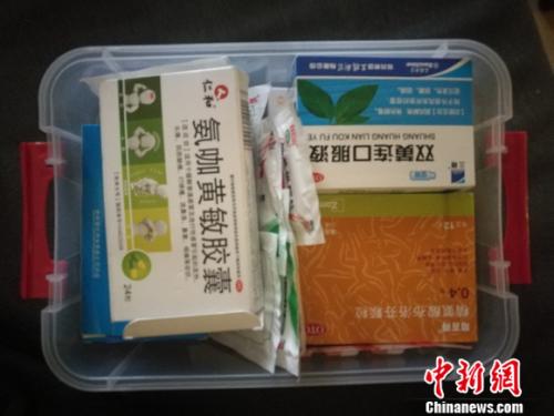 圖為家里的藥盒。 謝藝觀 攝