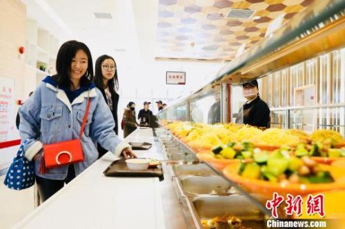 　資料圖：消費(fèi)者在餐廳就餐?！惴?攝