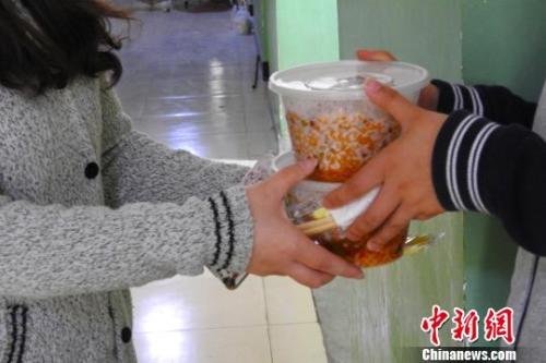 外賣(mài)配送員將外賣(mài)送到學(xué)生宿舍。受訪者供圖