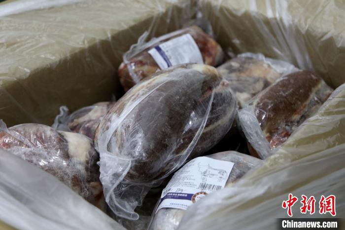 當(dāng)雄縣援鄂物資中的牦牛肉，圖中的為腱子肉，是牦牛肉中的“極品”?！‘?dāng)雄縣 供圖 攝