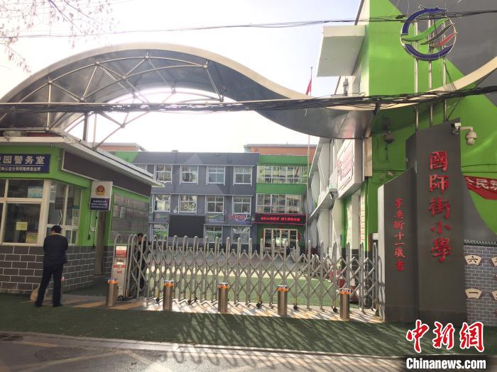 校門口設(shè)置臨時(shí)等候區(qū)，區(qū)域四周5米為禁行區(qū)?！「呷鸱?攝