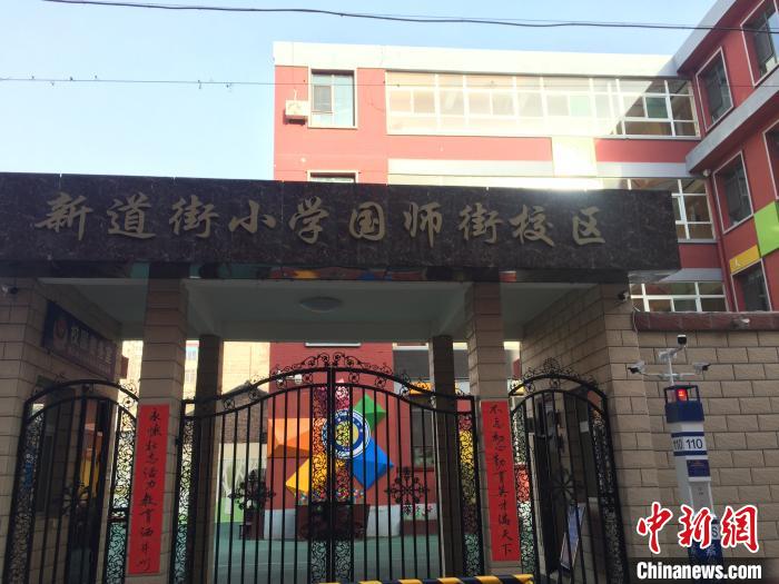 返校學(xué)生要到指定校門口報(bào)到，入校時(shí)需佩戴口罩，并進(jìn)行身份核驗(yàn)、實(shí)名登記、體溫檢測(cè)?！「呷鸱?攝