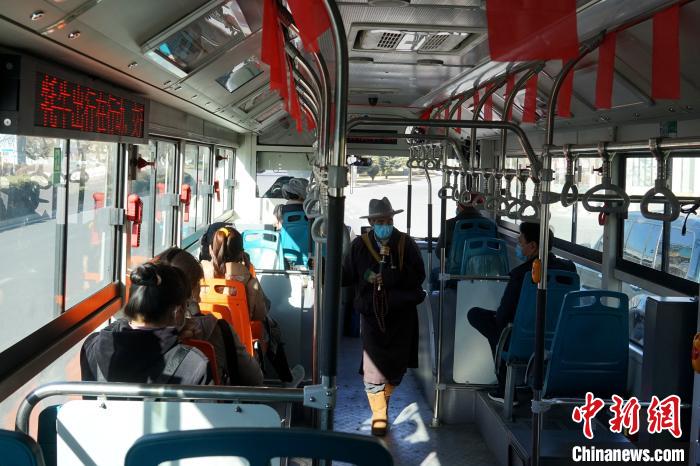 拉薩市民生活如常，圖為民眾戴口罩乘坐公交車?！〗w波 攝