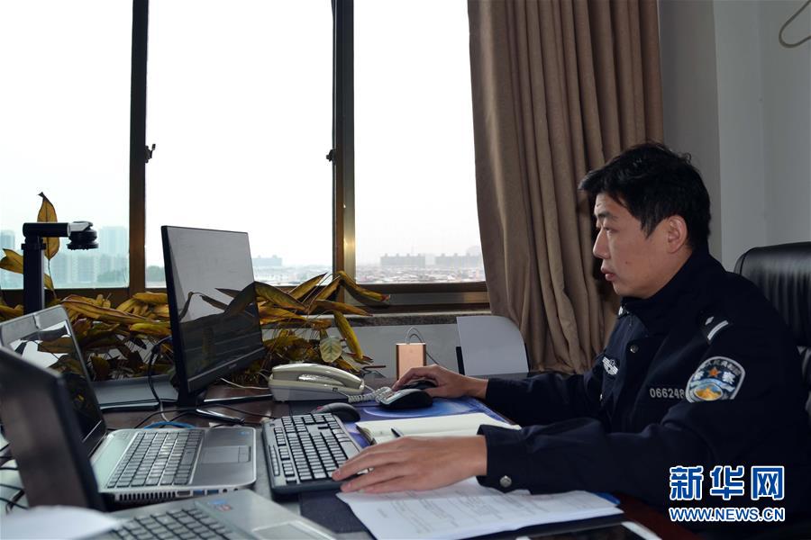 （習(xí)近平致敬的戰(zhàn)“疫”英雄·公安干警篇·圖文互動(dòng)）（8）他們，抗疫一線(xiàn)鑄警魂