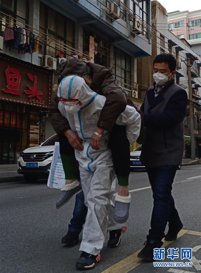 （習(xí)近平致敬的戰(zhàn)“疫”英雄·公安干警篇·圖文互動(dòng)）（4）他們，抗疫一線(xiàn)鑄警魂