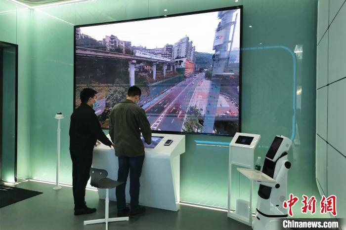 圖為重慶聯(lián)通工作人員在禮嘉智慧公園·5G體驗館調(diào)試5G+VR360度全景直播。兩江產(chǎn)業(yè)集團 供圖
