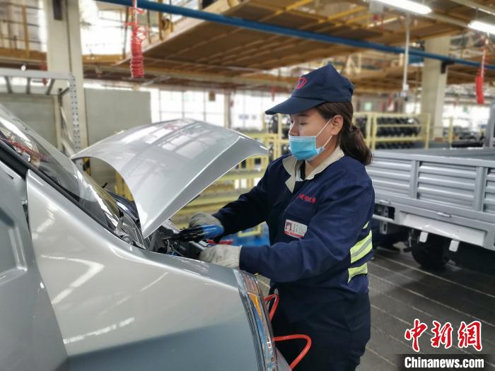 在滿足國外市場供應(yīng)的同時，成功汽車也緊盯國內(nèi)市場，拓渠道保銷量。　高飛 攝