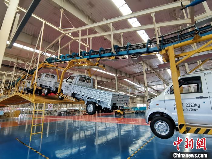 成功汽車是山西省重點轉(zhuǎn)型項目，擁有國內(nèi)先進的零部件、發(fā)動機整機自動裝配和發(fā)動機生產(chǎn)線、實驗線，還有國際一流的工業(yè)機器人。　高飛 攝