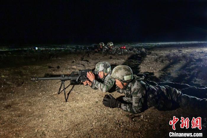 夜間狙擊手摧毀敵探照燈?！∑呀?攝