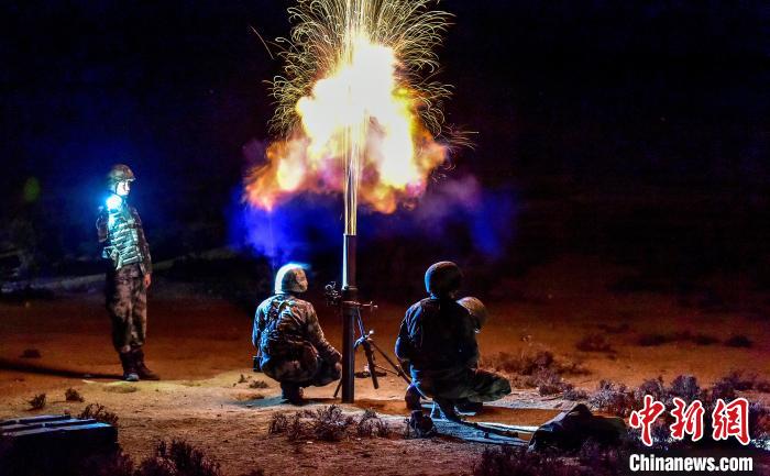 演練中偵察兵在夜間利用迫擊炮摧毀敵輕型裝甲?！」鶘|東 攝