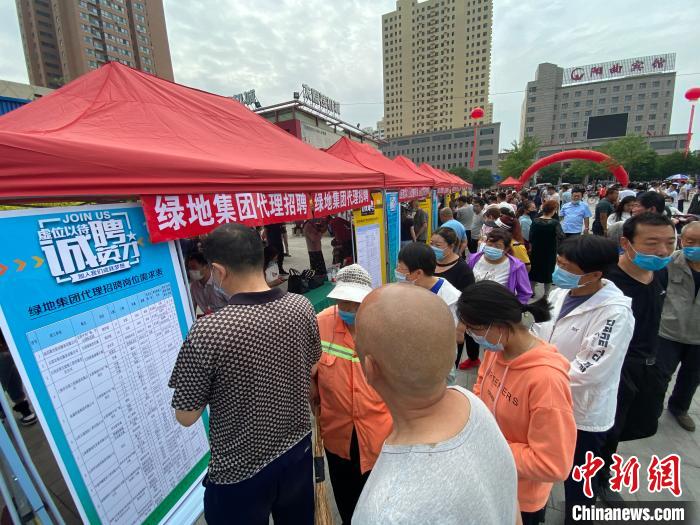 一些知名企業(yè)展臺前，投遞簡歷、咨詢就業(yè)的人絡(luò)繹不絕?！∏愊?攝