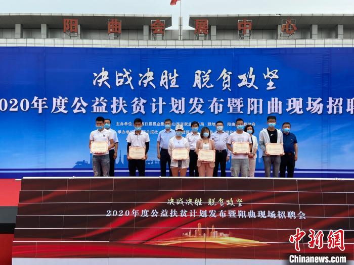 在現(xiàn)場，綠地集團(tuán)與困難就業(yè)群體就業(yè)代表簽署勞務(wù)合同，并為首批6名就業(yè)代表頒發(fā)上崗證書?！∏愊?攝