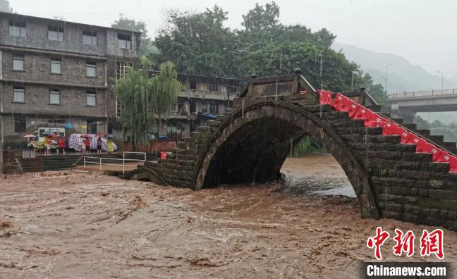 圖為不斷上漲的河水?！≈貞c萬州區(qū)委宣傳部供圖 攝