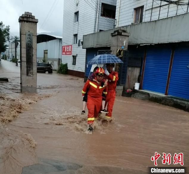 圖為消防救援人員營救被困民眾?！≈貞c萬州區(qū)委宣傳部供圖 攝