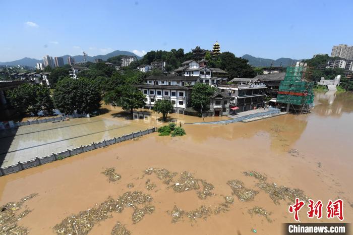 圖為7月27日，嘉陵江重慶段水位持續(xù)上漲，千年古鎮(zhèn)磁器口低洼段已被洪水淹沒?！￡惓?攝