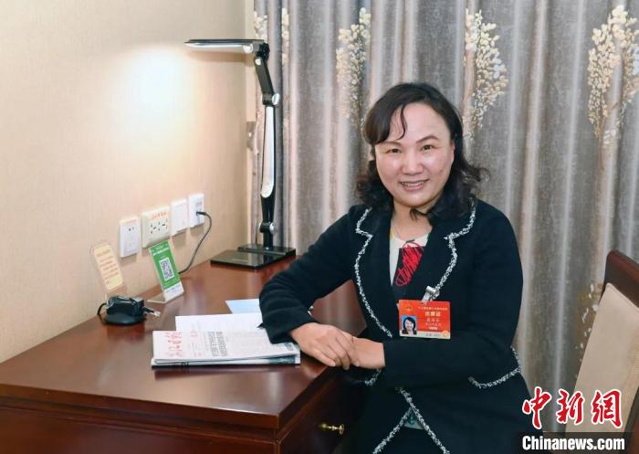 全國人大代表，浙江省臺州市椒江區(qū)大陳實驗學校校長、黨支部書記翁麗芬 蔡榮章 攝