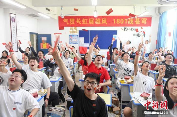 資料圖：6月6日，湖南長(zhǎng)沙同升湖實(shí)驗(yàn)學(xué)校教師與考生拋起紅包迎接高考。 楊華峰 攝